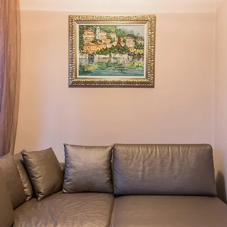 Luxury One Bedroom Suite, Doorman, Limited Access, Lozenec Area Apartment *