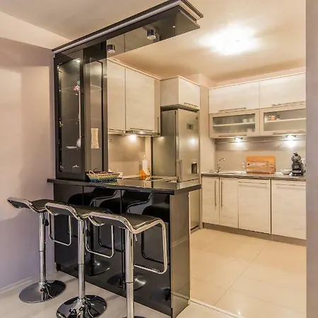 Apartment Luxury One Bedroom Suite, Doorman, Limited Access, Lozenec Area *